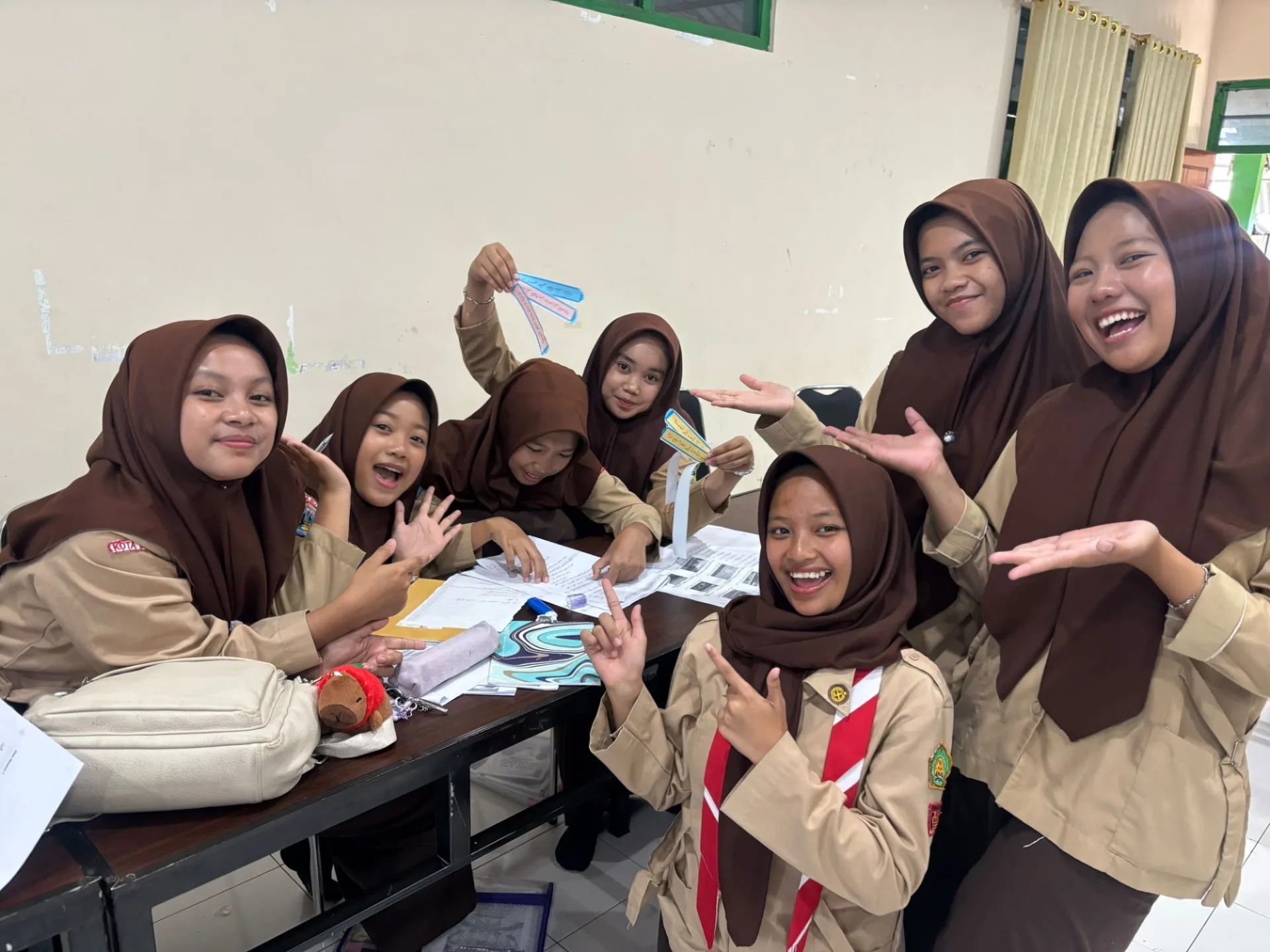 Santri Kelas 10 Praktik Teknik Frotase dalam Proyek DKV