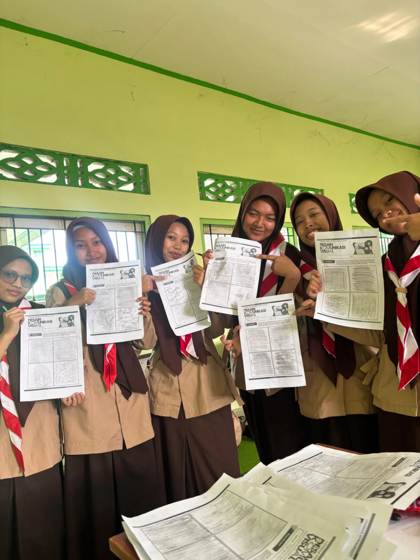 EKSPLORASI TEKSTUR LINGKUNGAN SEKOLAH: SERUNYA PRAKTIK PEMBELAJARAN DKV SANTRI MA PLUS KETERAMPILAN BUSTANUL MUTA’ALLIMIN