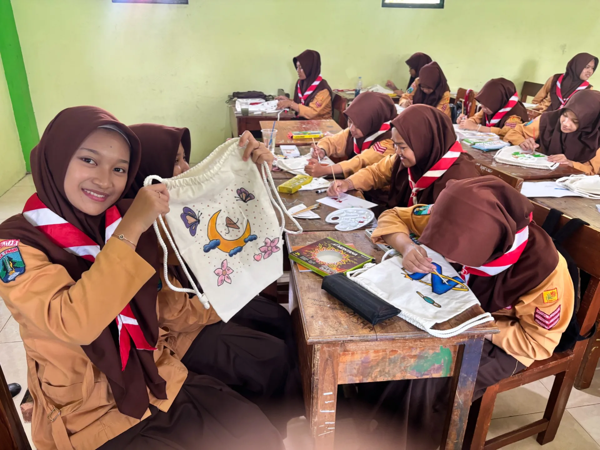 Karya Santri Kelas 10 MA BM Tampil Kreatif, Batik Dituangkan di Atas Kanvas Tas